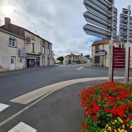 בית נופש La Maison D'eglantine, 6 Min Du Puy Du Fou, 4 10 Couchages A St Malo-du-bois, *